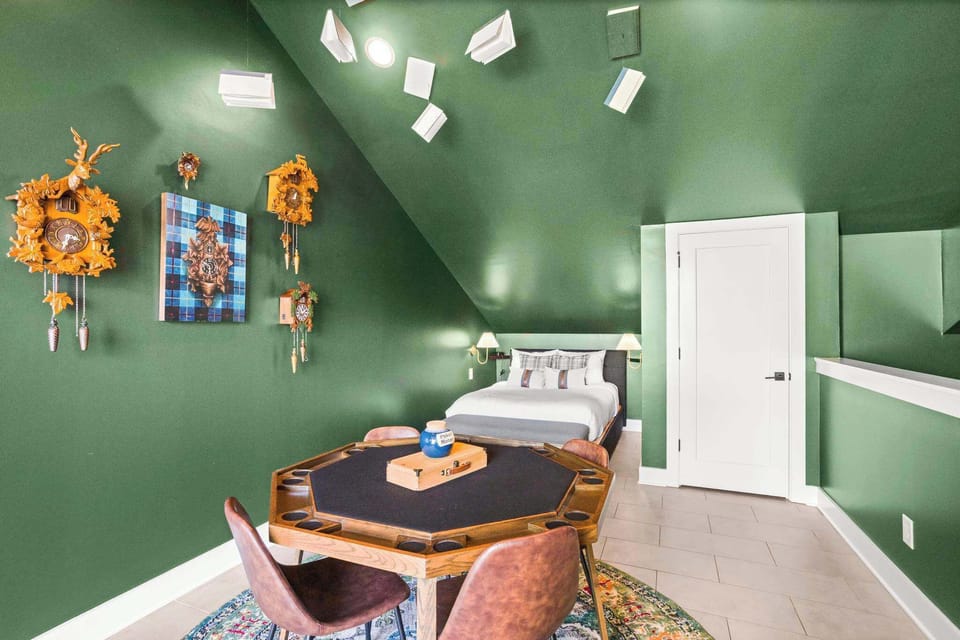Bedroom 4: Full Bed + Twin Rollaway Bed, Smart TV and en suite Full Bathroom
