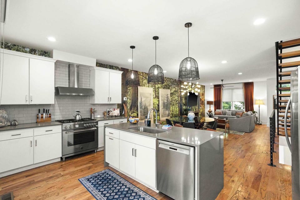 Fully Stocked, Gourmet Kitchen