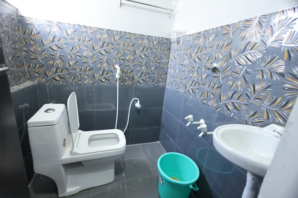 Classic Double Room, Balcony, City View | Bathroom | Towels