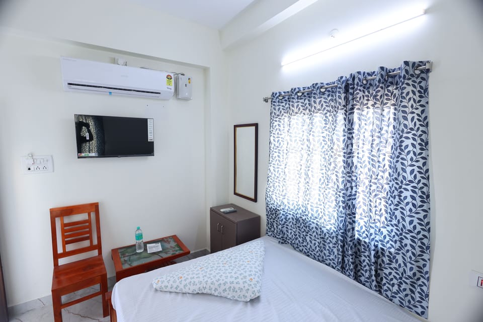 Classic Double Room, Balcony, City View | Desk, free WiFi