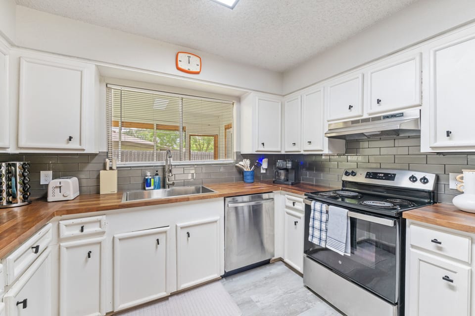 Fully stocked kitchen with stainless steel appliances, Keurig & all the tools to cook in!