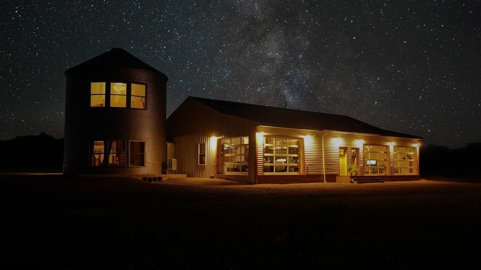 The left side of the West Barn is "Southview" , the right side is "Highbanks".Each are their own private spaces with a service hallway that divides them. When renting the entire space, we can leave a connecting door open to make it one space