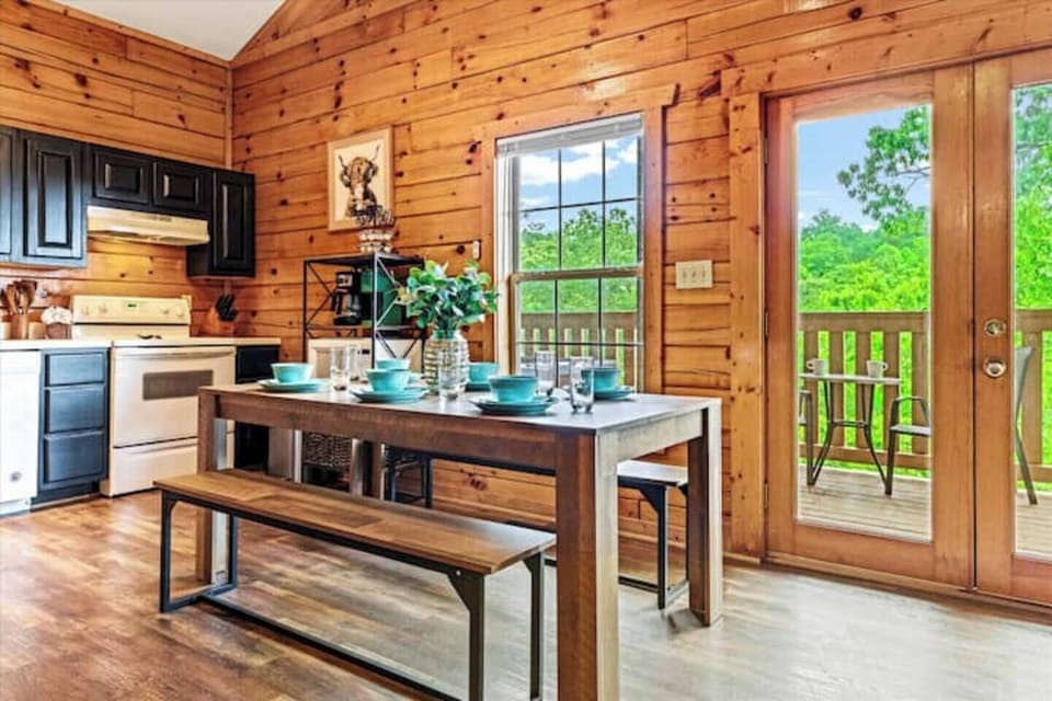 Cute dining area to catch up on the days adventures 