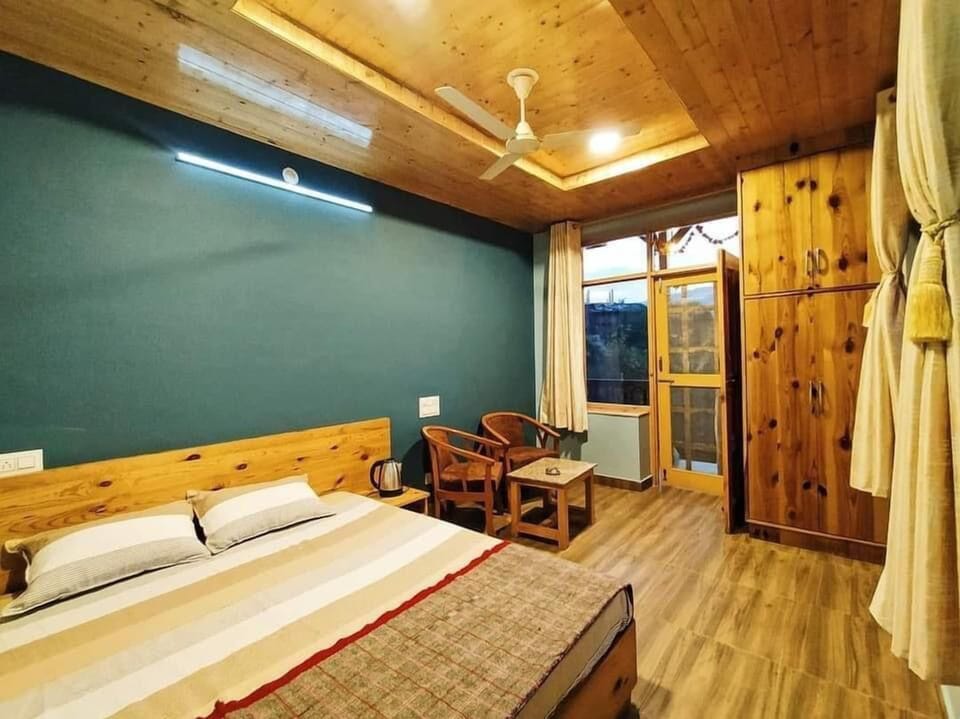 Family Room, Mountain View | Free WiFi