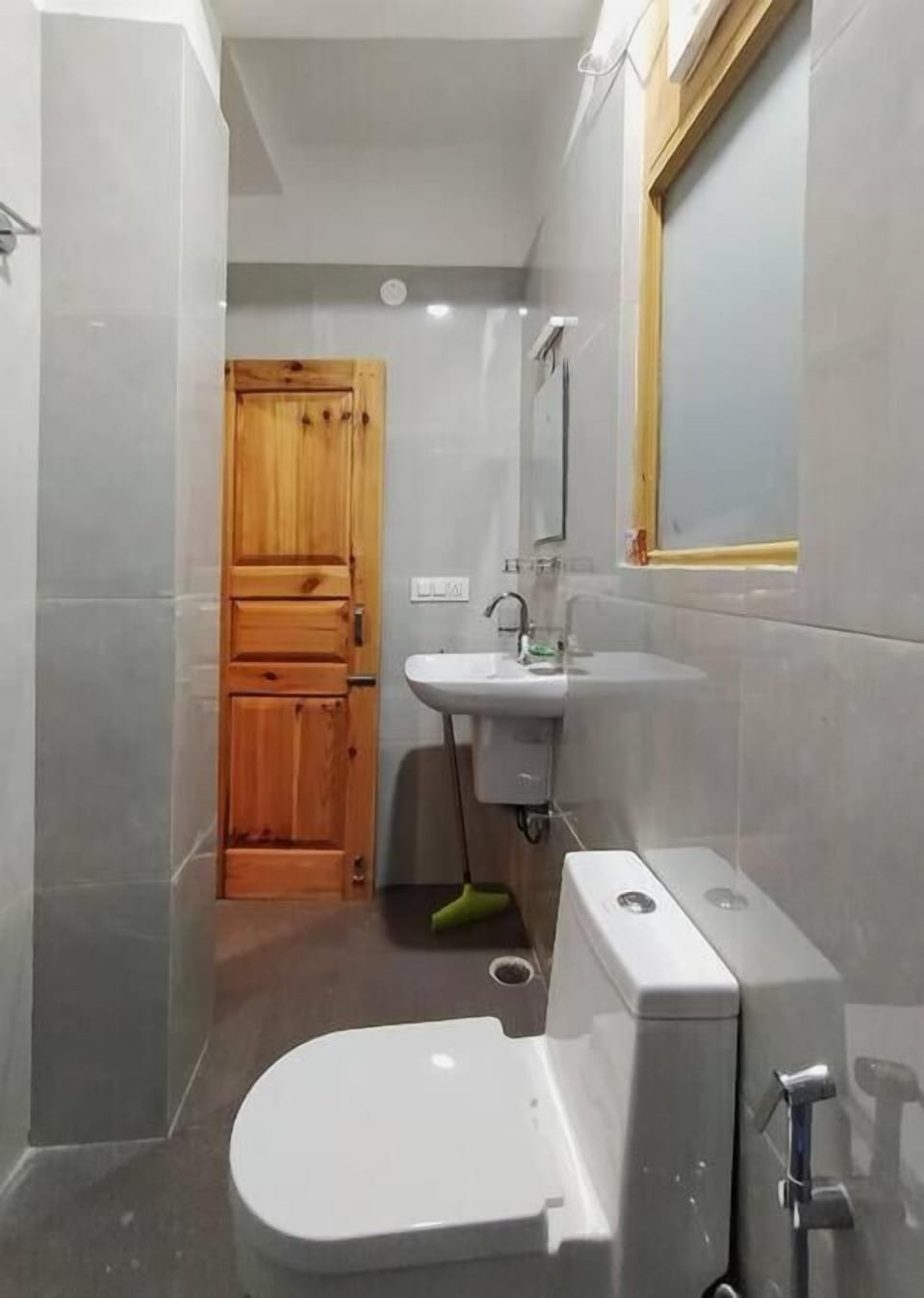 Slippers, bidet