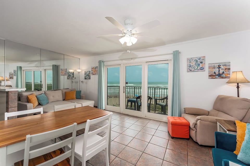 Dinner with an ocean view and a sea breeze? Yes please.