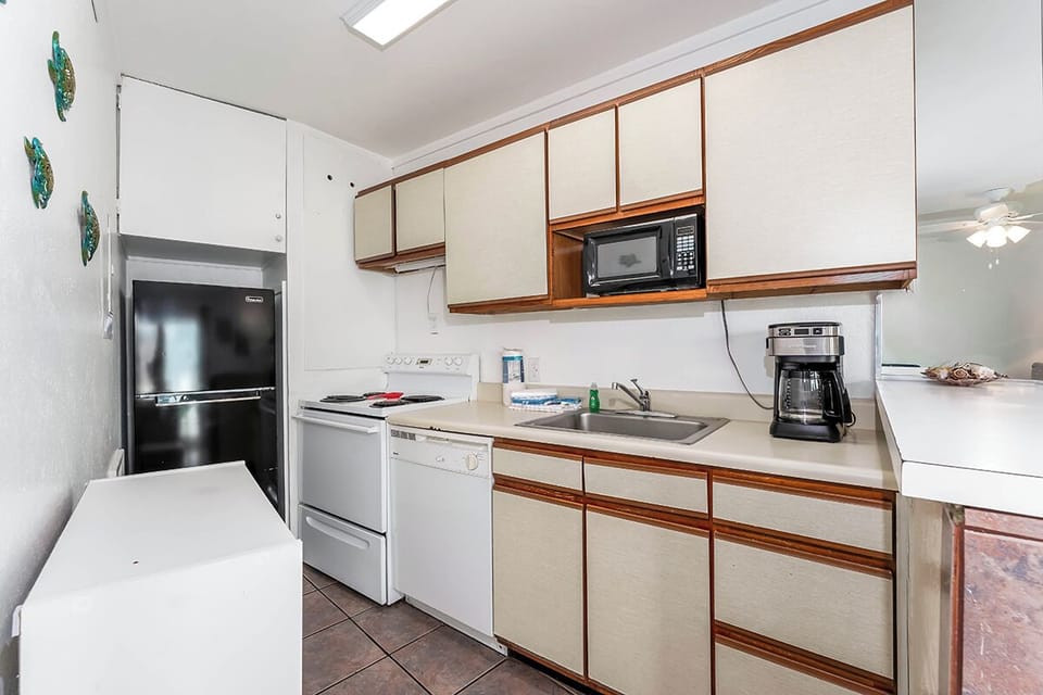 Full kitchen with all the basics so you can fry, toast or reheat your faves.