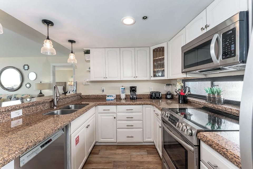 Whip up beach day snacks or midnight treats in this full kitchen.