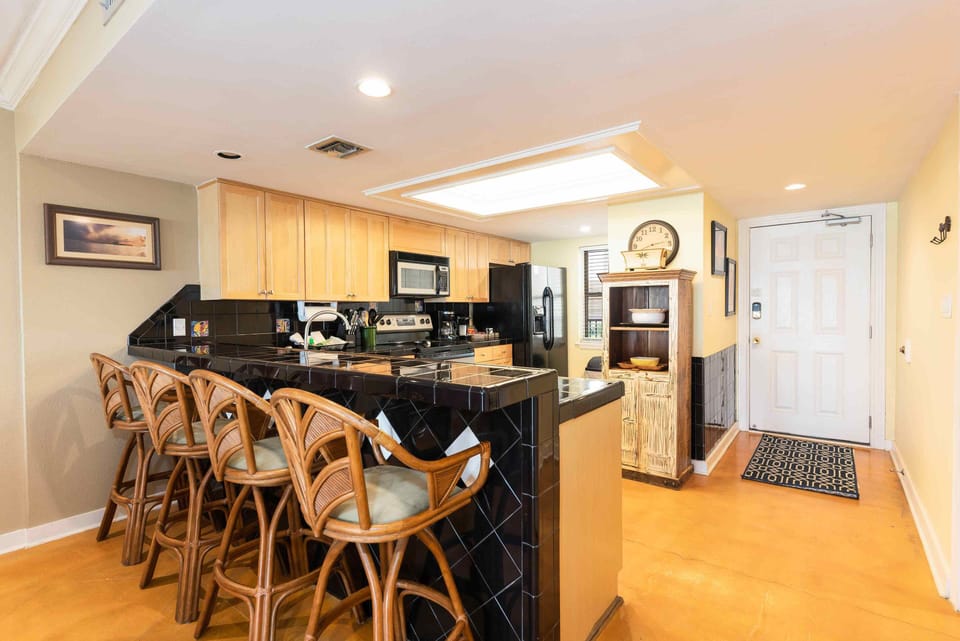 Perfect for entertaining, snack times, or drinks, our breakfast bar seats 4 between the open kitchen and dining spaces.