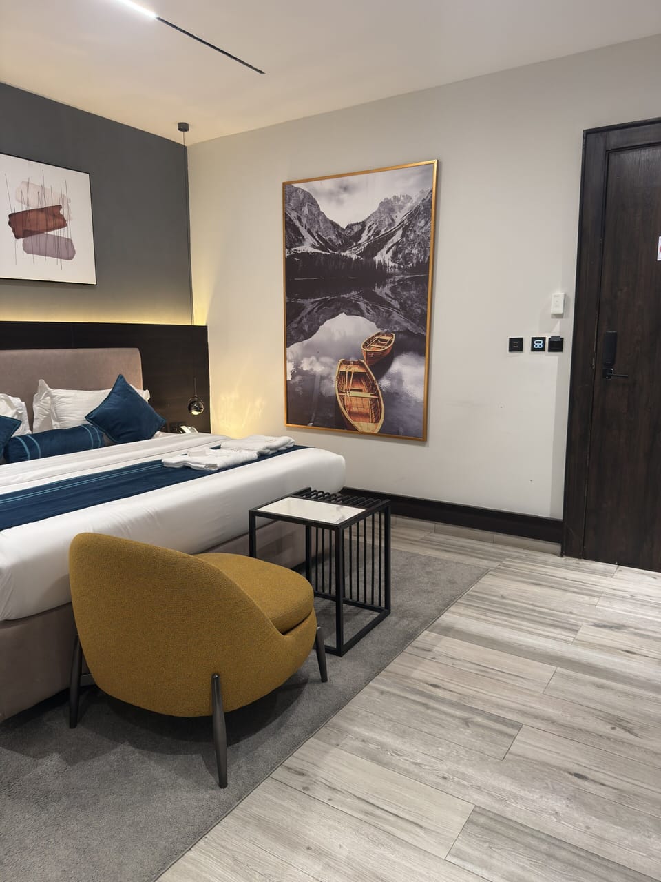 Premier Single Room, 1 Queen Bed | Desk, iron/ironing board, WiFi (free), bed sheets