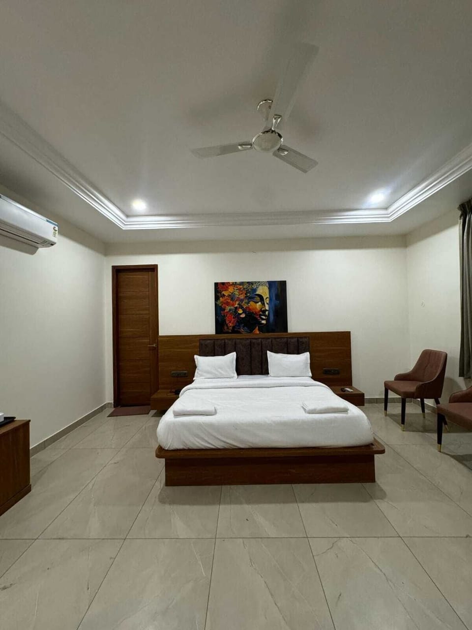Deluxe Double Room | Laptop workspace, blackout drapes, iron/ironing board, rollaway beds