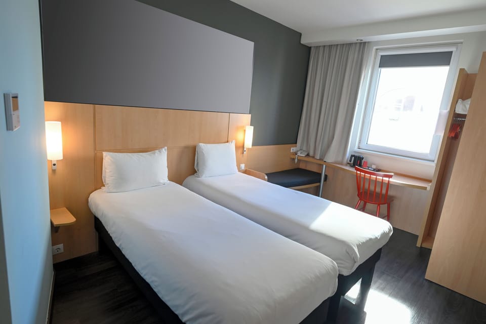 Twin Room | Desk, laptop workspace, blackout drapes, soundproofing