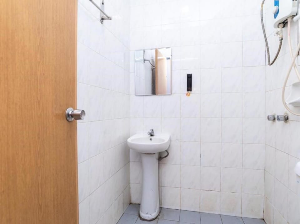 Deluxe Double Room | Bathroom | Shower, towels, soap, shampoo