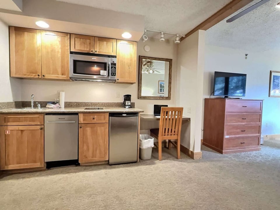 【Kitchenette】Coffee, mini fridge, microwave, dishwasher — built for simple meals
