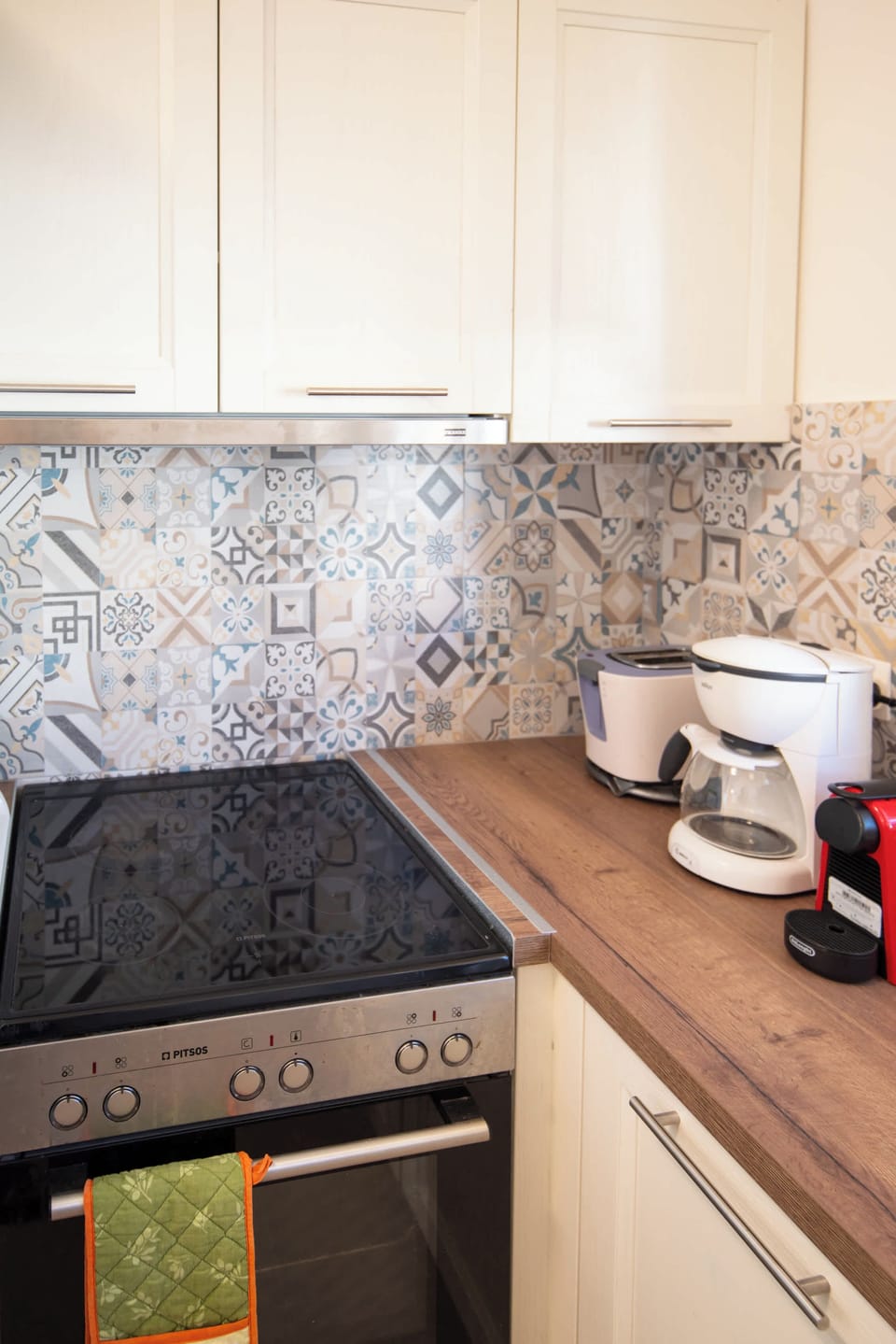 Stylish Kitchen
Sleek design with modern appliances.