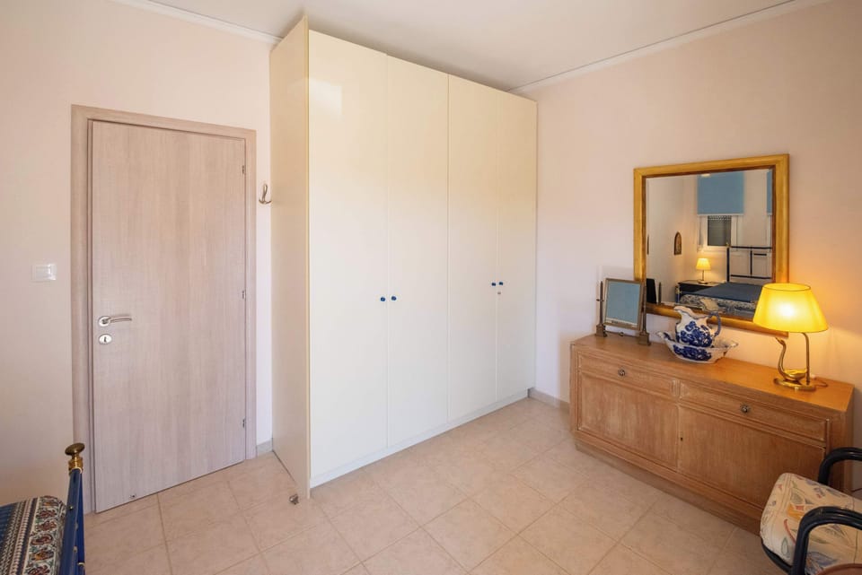 Closet Area
Extra storage and mirror for your convenience.