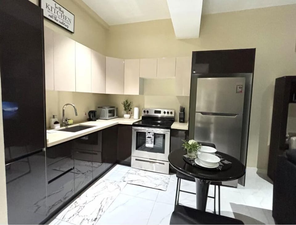 Microwave, oven, stovetop, cookware/dishes/utensils