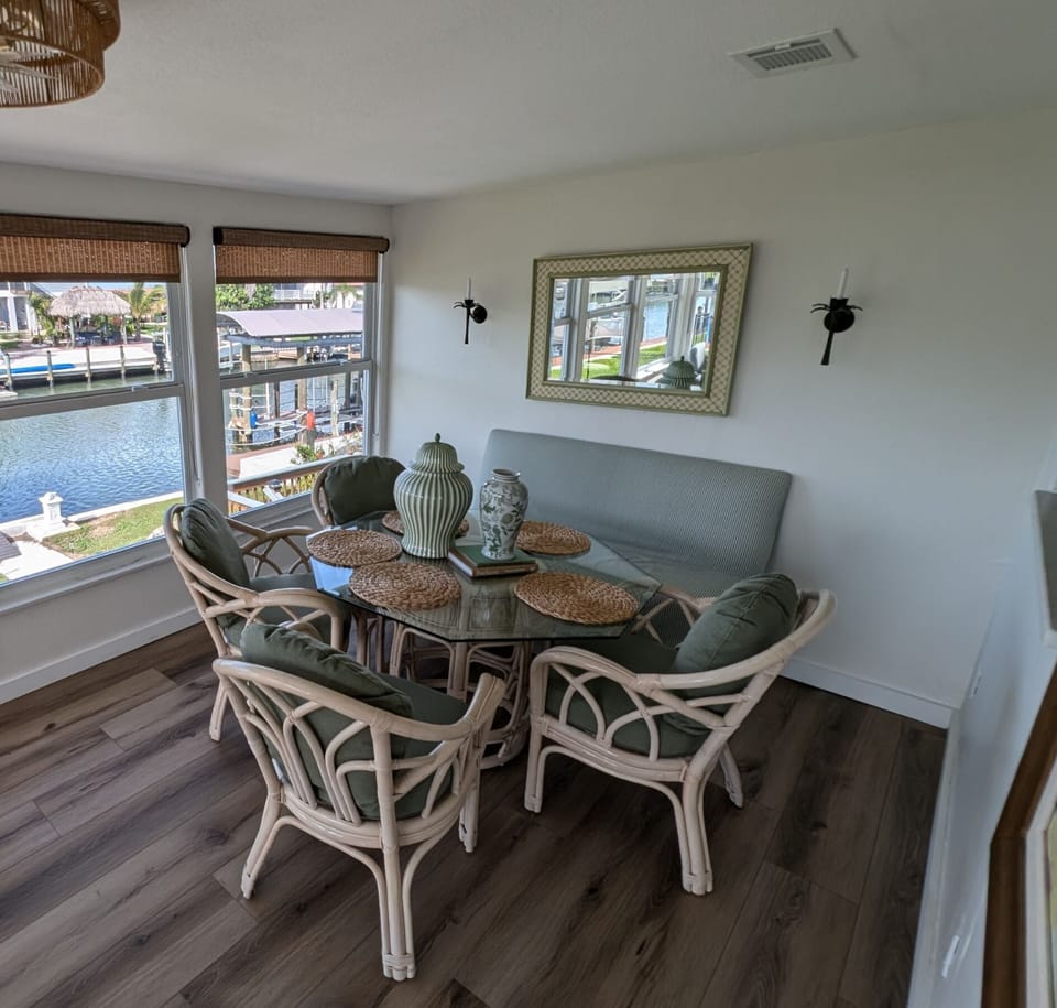 Dining Room - Seats 6 Guests