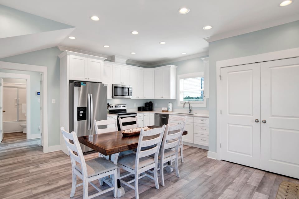 Easily accommodates up to 10 guests