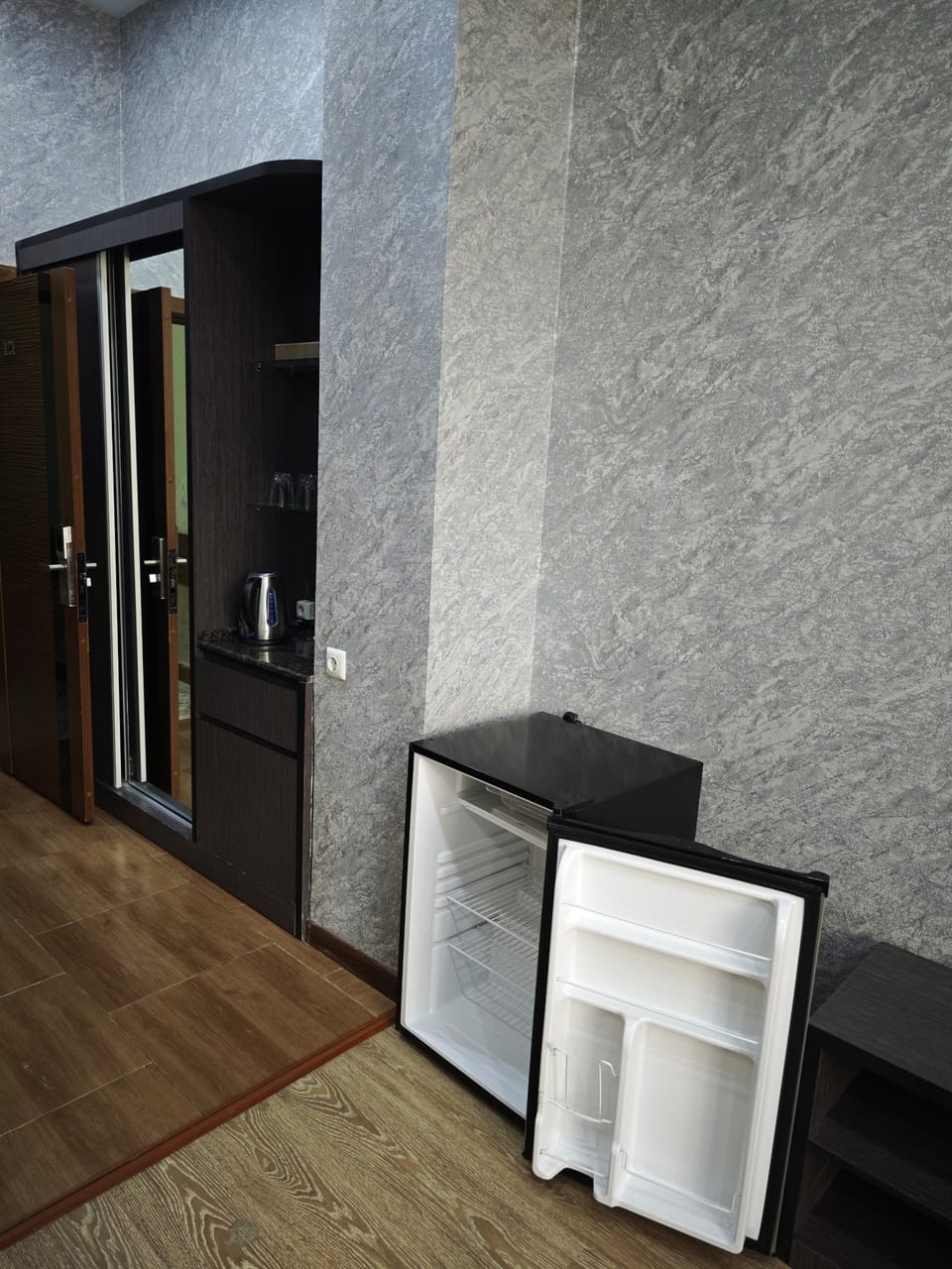 Luxury Suite, Courtyard View | In-room safe, desk, blackout drapes, soundproofing