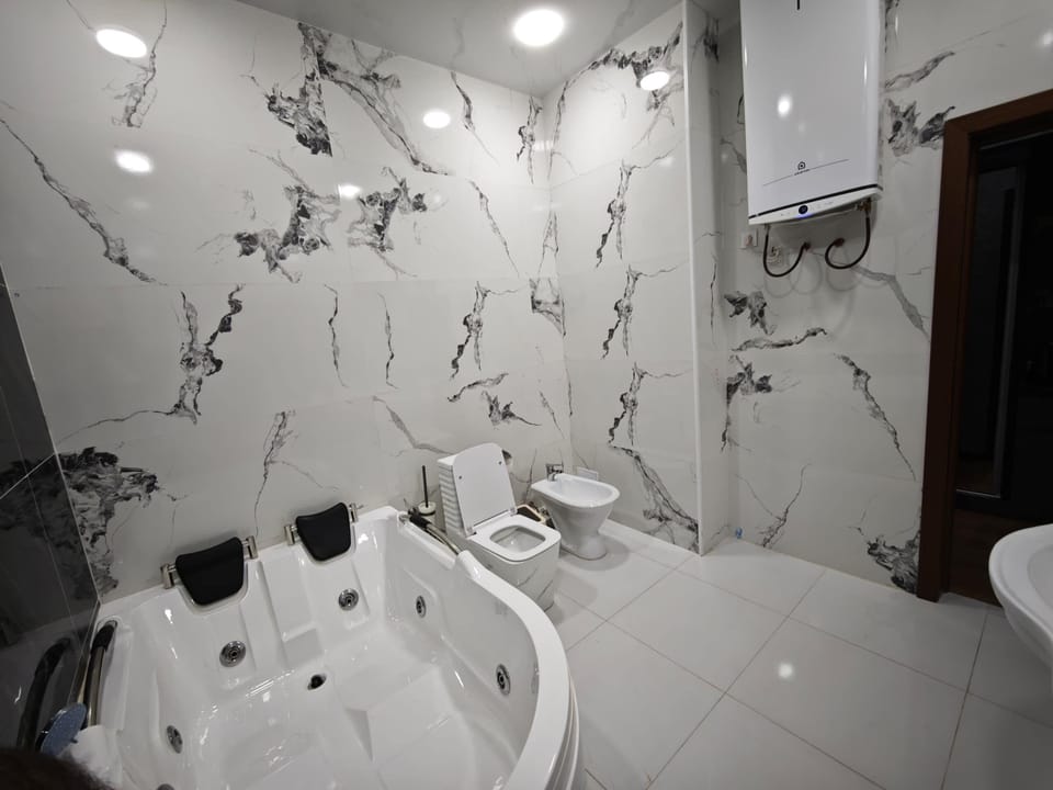 Luxury Suite, Courtyard View | Bathroom | Free toiletries, hair dryer, slippers, towels