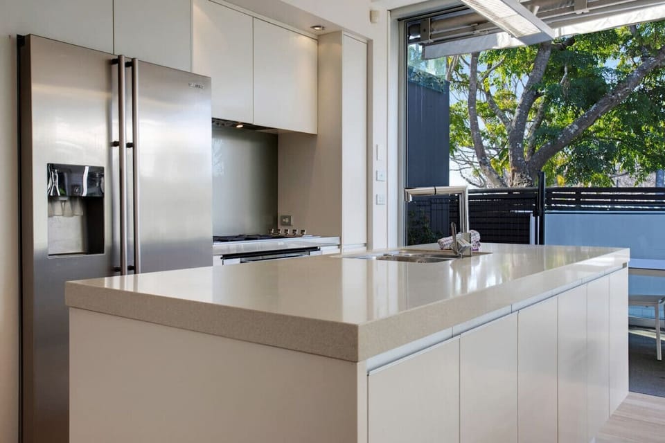 The kitchen has a oven, gas cooktop, fridge/freezer, microwave and dishwasher.