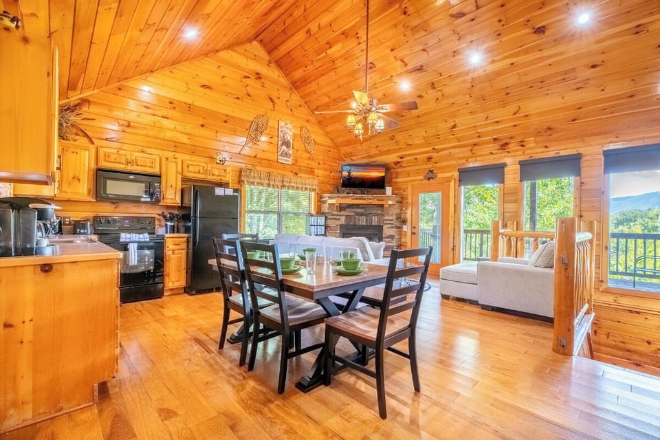 Simply Heaven in the Smokies' inviting dining area