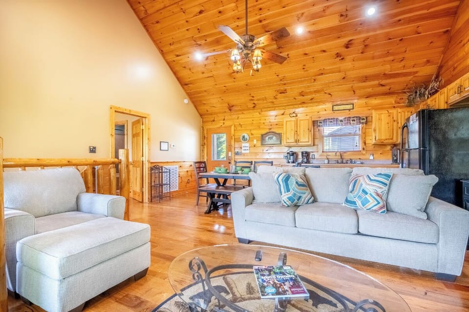Simply Heaven in the Smokies' cozy living area