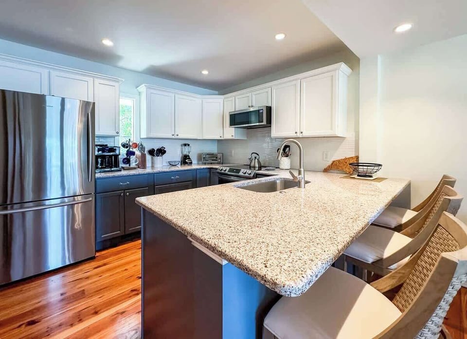 Kitchen & Dining Area