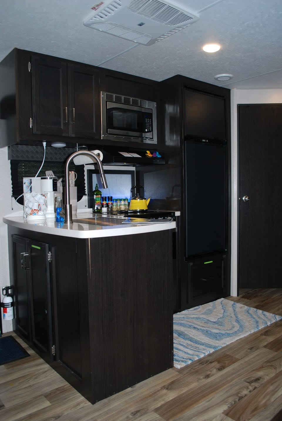 Full kitchen: gas stove, fridge, Keurig, pots & dishware. Clothing steamer incl.