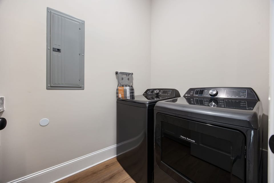 Large Mud Room w/Full Sized W/D