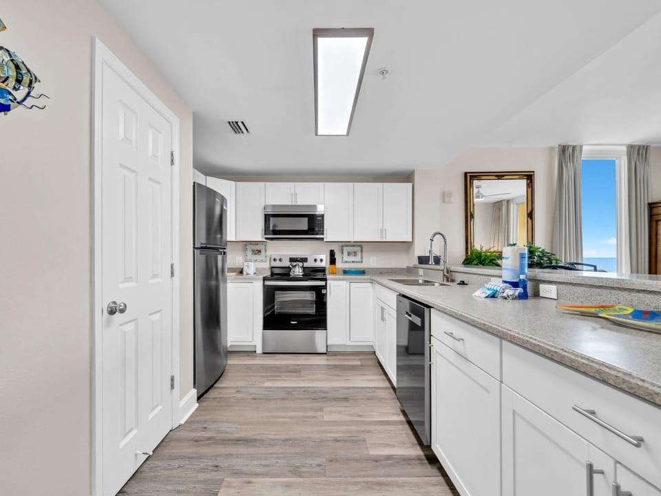 Condo, 1 King Bed (Majestic Beach Towers 1-715) | Private kitchen | Oven, toaster