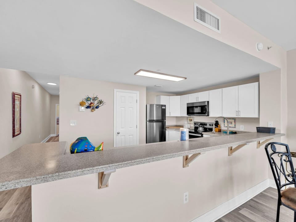 Condo, 1 King Bed (Majestic Beach Towers 1-715) | Private kitchen | Oven, toaster