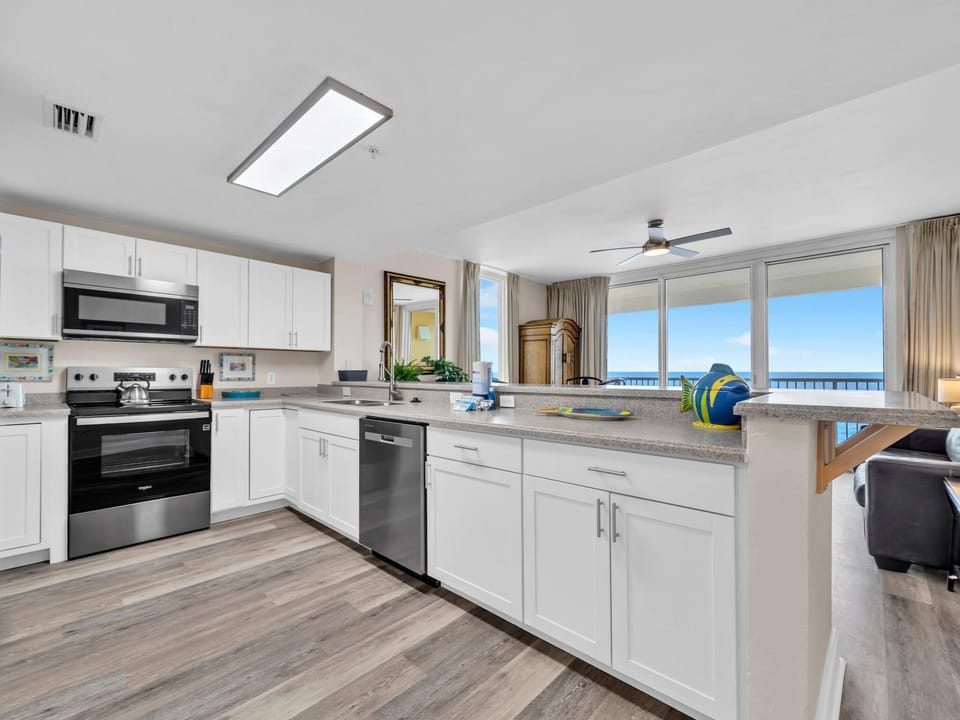 Condo, 1 King Bed (Majestic Beach Towers 1-715) | Private kitchen | Oven, toaster
