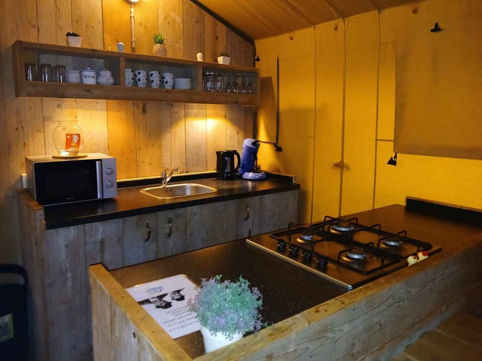 Kitchen of Holiday Park Klein Strand - Glamping 6p