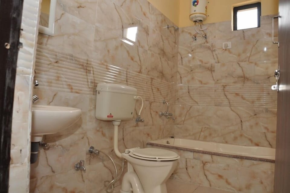 Grand Room, Multiple Beds, Corner | Bathroom | Combined shower/tub, free toiletries