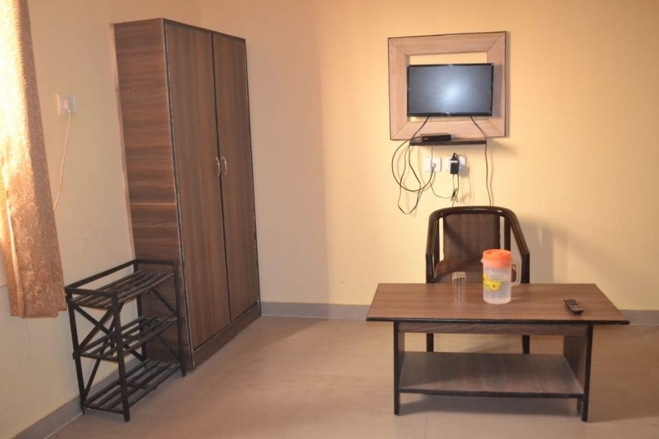 Grand Room, Multiple Beds, Corner | Living area | Flat-screen TV