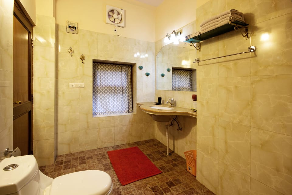 Family Room | Bathroom | Shower, free toiletries, hair dryer, slippers