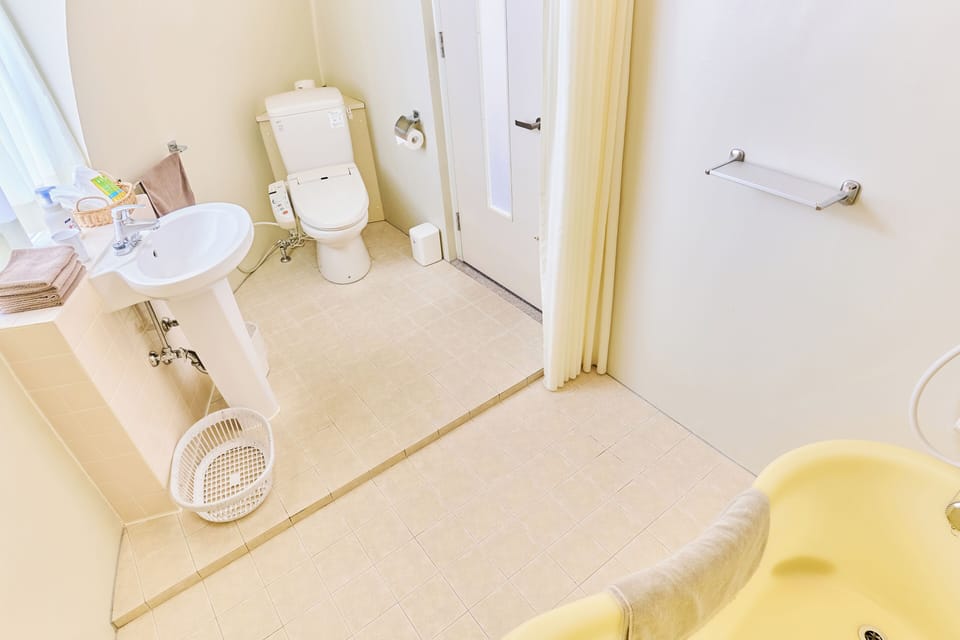 Combined shower/tub, free toiletries, hair dryer, slippers