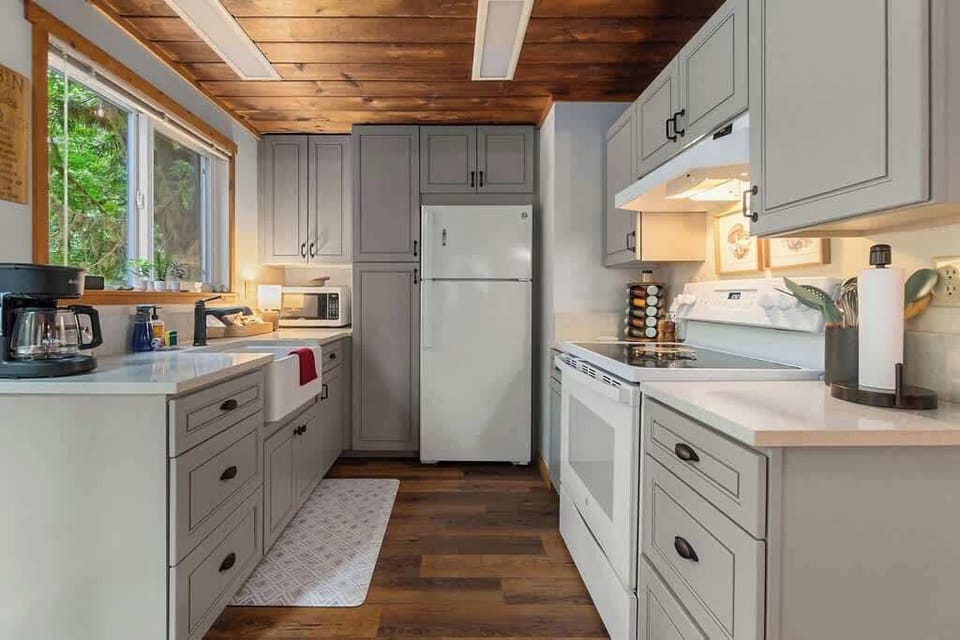 Bring your groceries and create some amazing meals in this fully-stocked kitchen. :) We provide the cooking oil, basic spices, foil, plastic wrap, and parchment for your convenience. If you don't want to cook, we have some great restaurants in town.