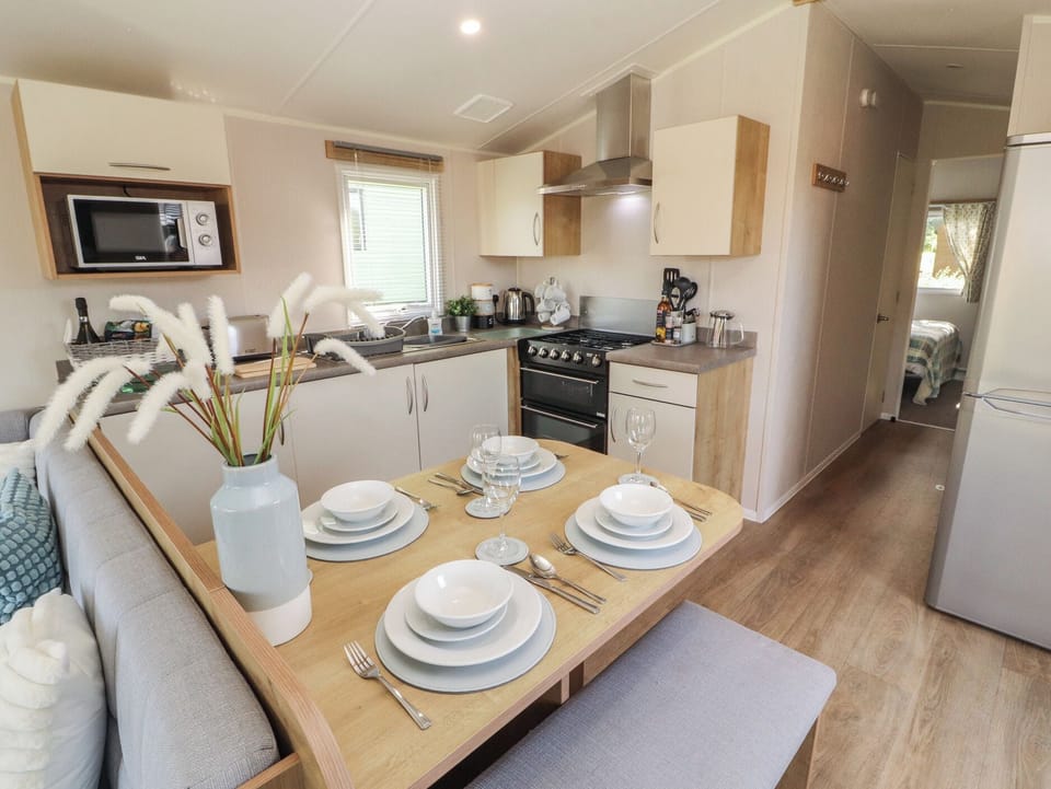 Cottage | Private kitchen | Fridge, microwave, toaster, cookware/dishes/utensils