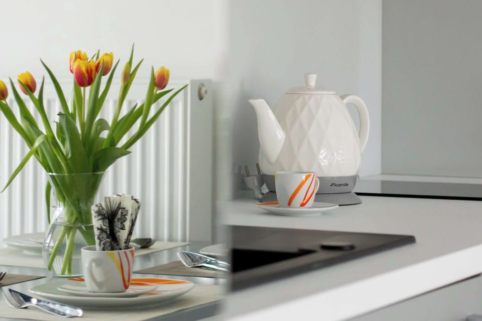 Modern and stylish tableware, perfectly matching the bright and minimalist kitchenette design.

