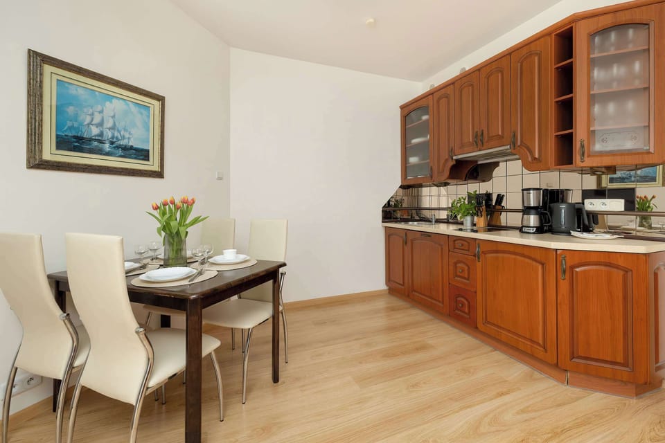 Fully equipped kitchenette with diningtable and chairs.