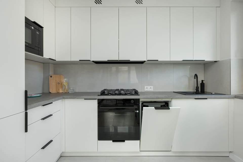 Bright kitchen with oven and ample storage – Ready for home-cooked meals.