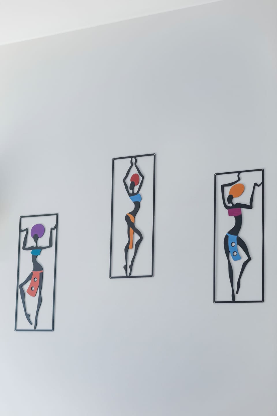 Minimalist wall art with abstract human figures – artistic simplicity that enhances the interior.