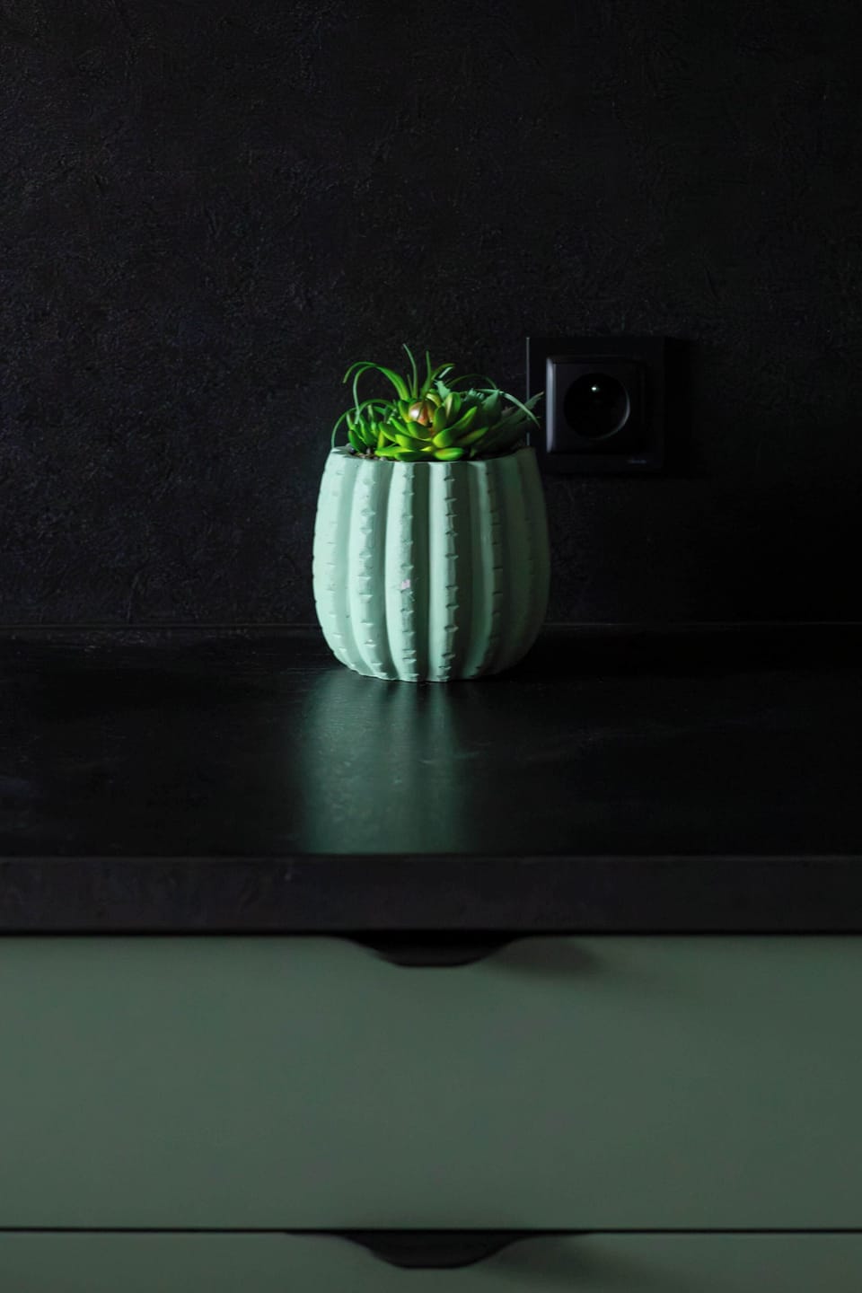 Decorative details in the apartment. 