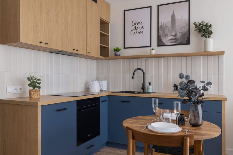 Practical and fually equipped kitchen with everything needed for cooking.

