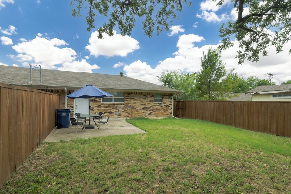 Spacious fully-fenced backyard with an outdoor dining area that seats 4.