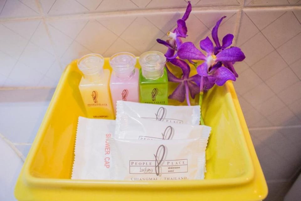 Superior Twin Room | Bathroom | Shower, free toiletries, hair dryer, towels