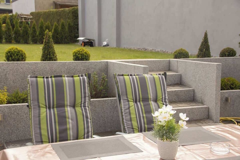 Garten mit großer Terrasse